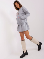 Hurtownia Szara dresowa bluza kangurka z aplikacją