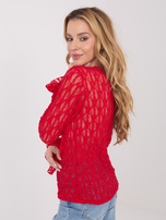 Czerwona dopasowana bluzka z koronki