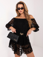Czarny koronkowy kombinezon z odkrytymi ramionami