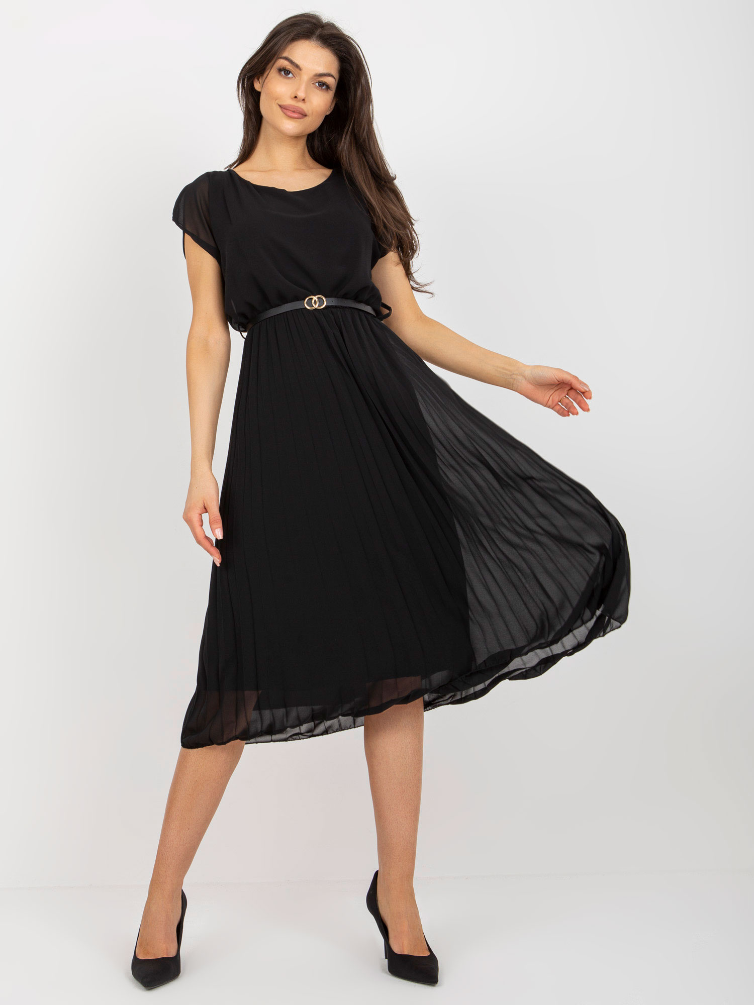 Hurt schwarze plissierte Kleid mit rundem Ausschnitt.