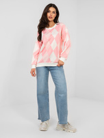 Pastellrosa Oversize-Pullover mit langen Ärmeln.
