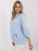 Jasnoniebieska bluza kangurka z haftem na rękawach