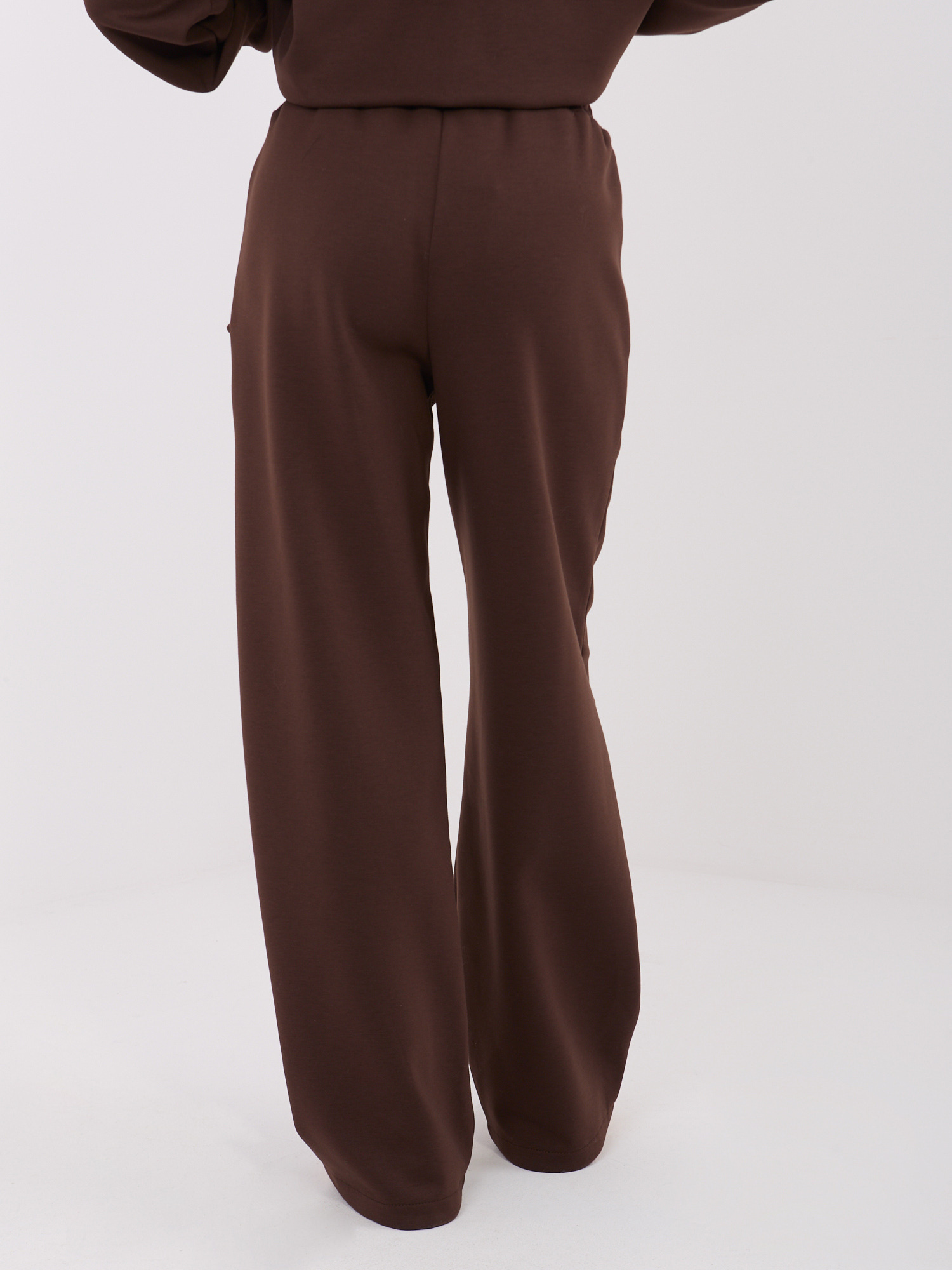 Tmavě hnědé teplákové kalhoty wide leg s vázáním.