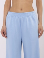 Jasnoniebieskie spodnie basic z szeroką nogawką