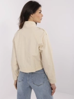 Beżowa kurtka wiatrówka z suwakiem i zatrzaskami