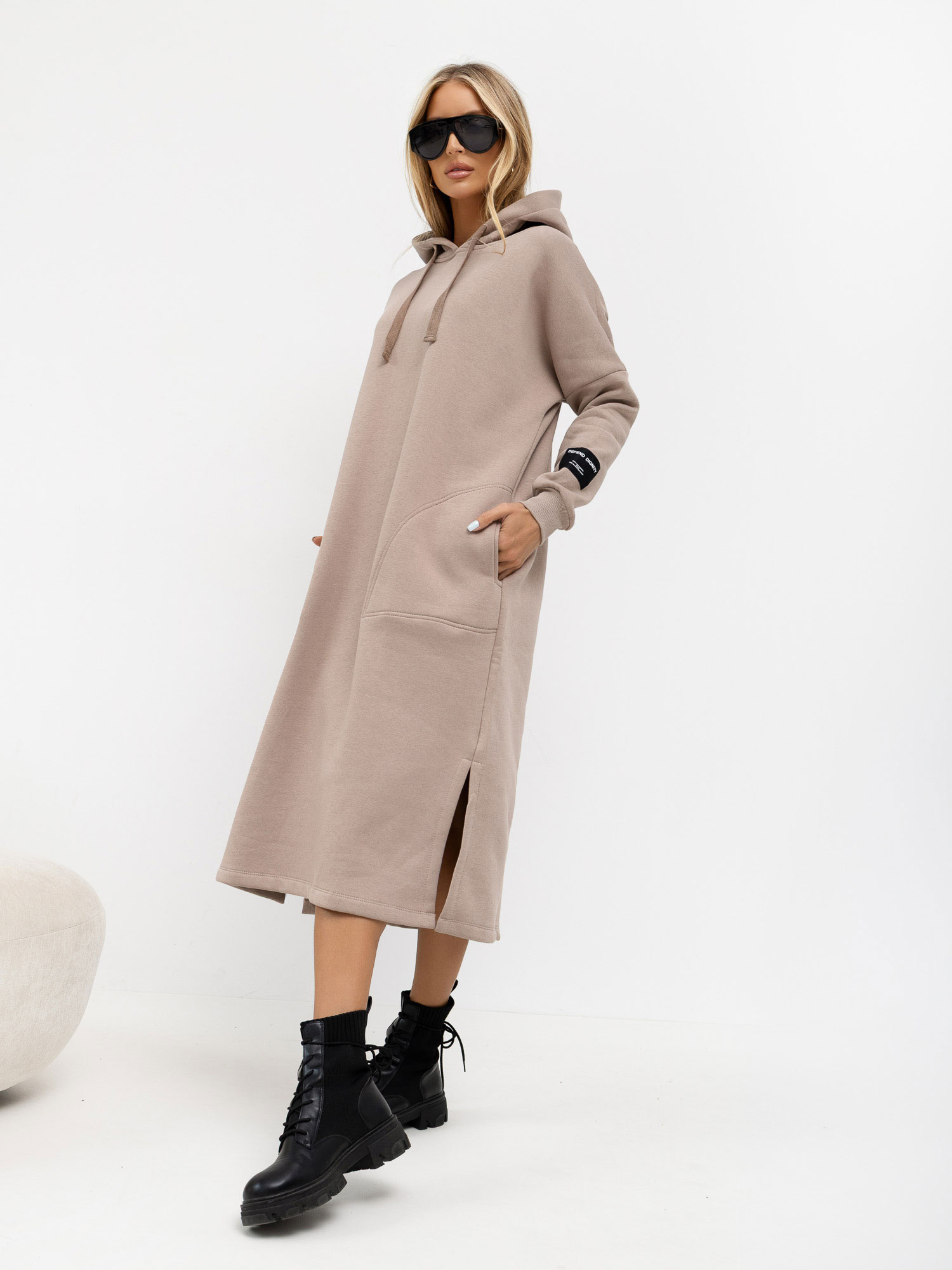 Dunkelbeige Sweatkleid mit Taschen Sheffield RUE PARIS.
