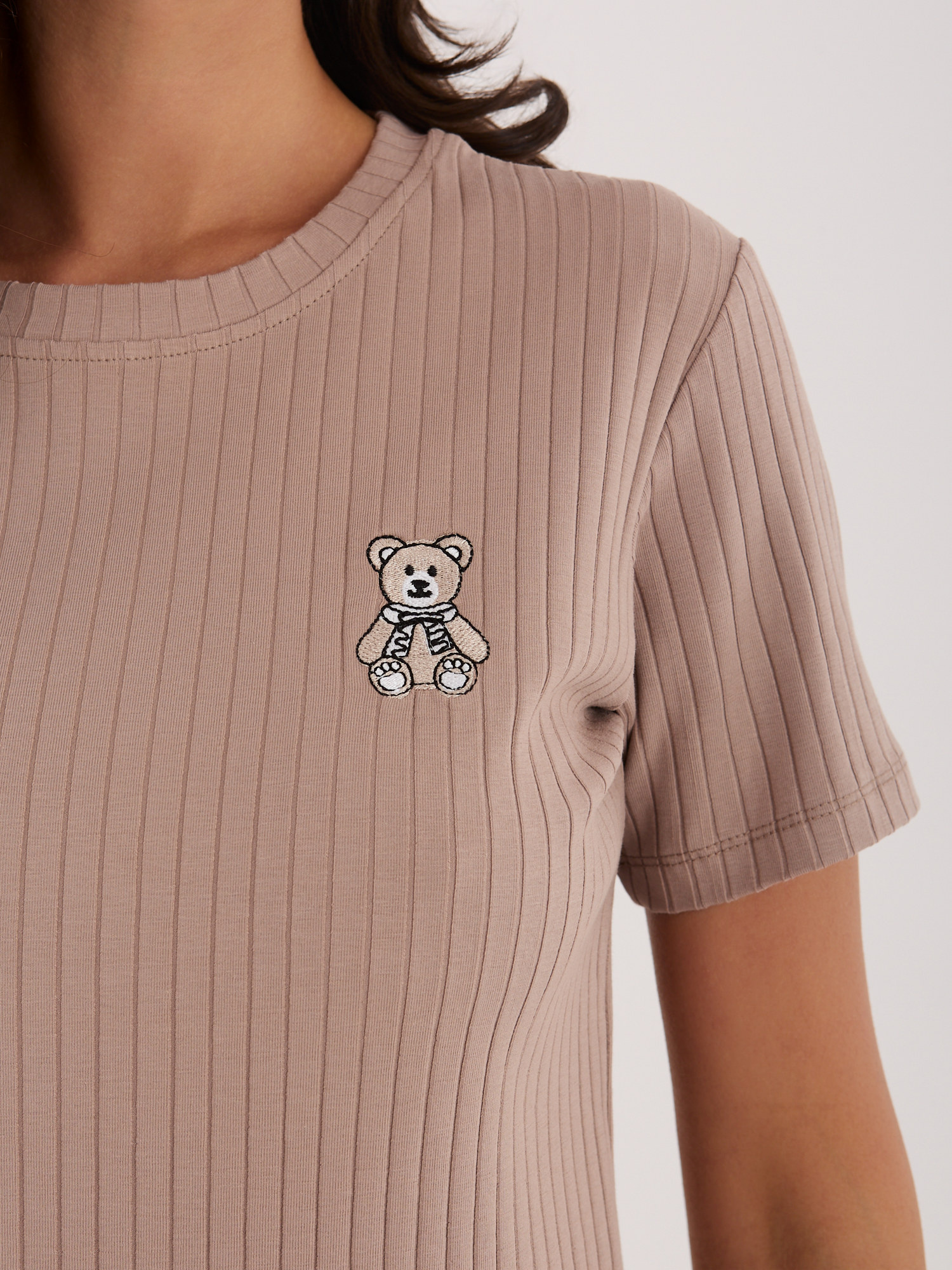 Ciemnobeżowa damska bluzka z naszywką misia 