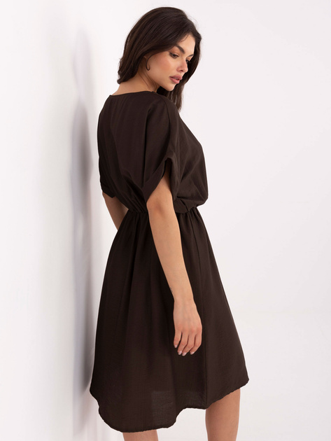 Ciemnobrązowa sukienka z gumką w talii