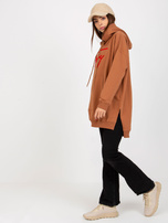 Hurt Jasnobrązowa długa bluza kangurka z naszywką i kapturem 