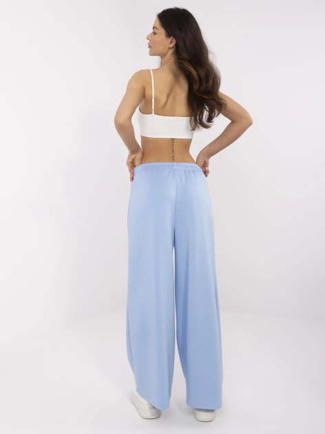 Jasnoniebieskie spodnie basic z szeroką nogawką
