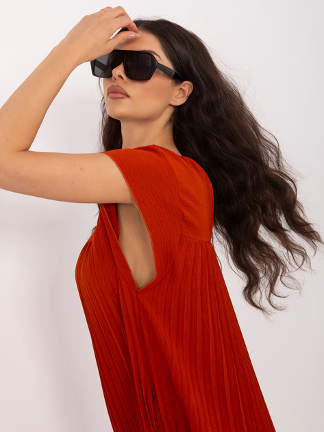 Ceglasta trapezowa sukienka z plisowaniem RUE PARIS