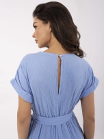 Niebieski muślinowy kombinezon z kopertowym dekoltem