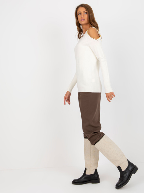 Hurtownia Ecru sweter z odkrytymi ramionami i łańcuszkami