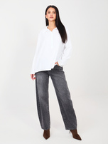 Weiße Cordbluse mit Knöpfen.
