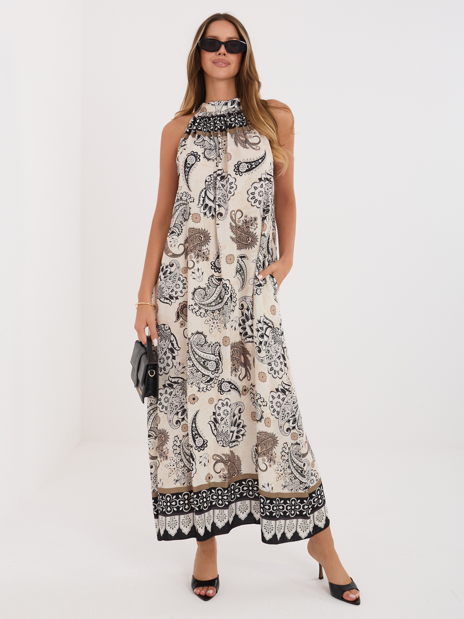 Czarna trapezowa sukienka we wzory