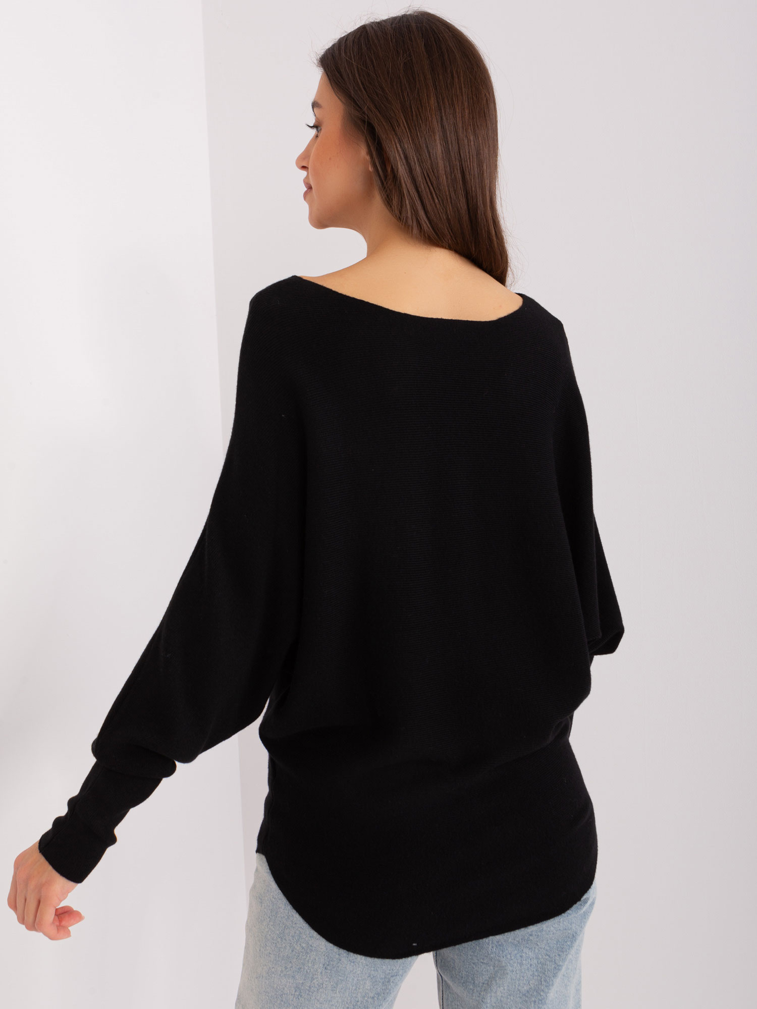 Czarny damski sweter oversize o kroju nietoperza