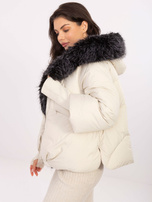 Jasnobeżowa zimowa kurtka z pikowaniem