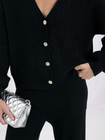 Schwarzes Sweatset mit weiten Hosen.