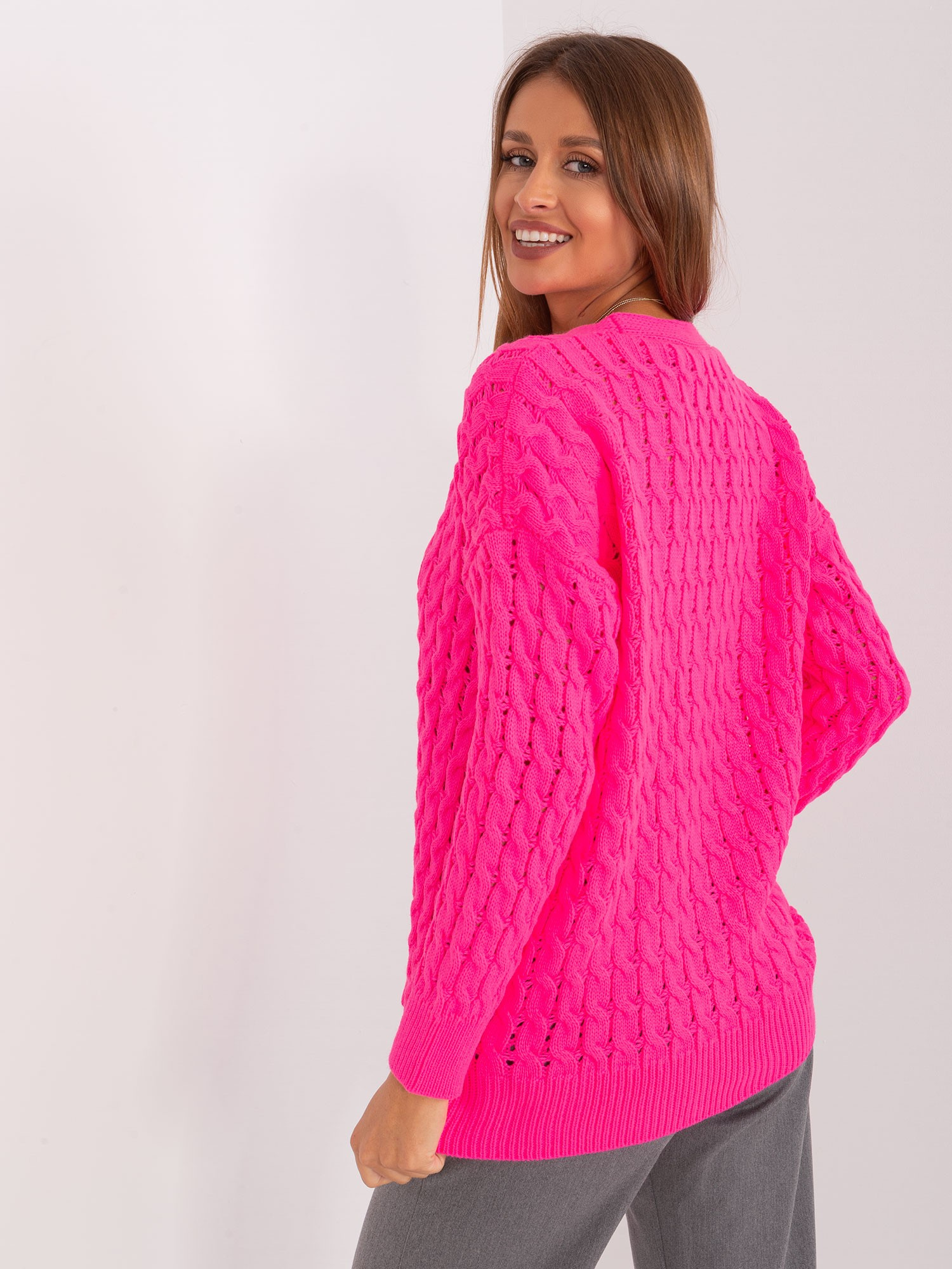 Fluo różowy damski sweter rozpinany w warkocze