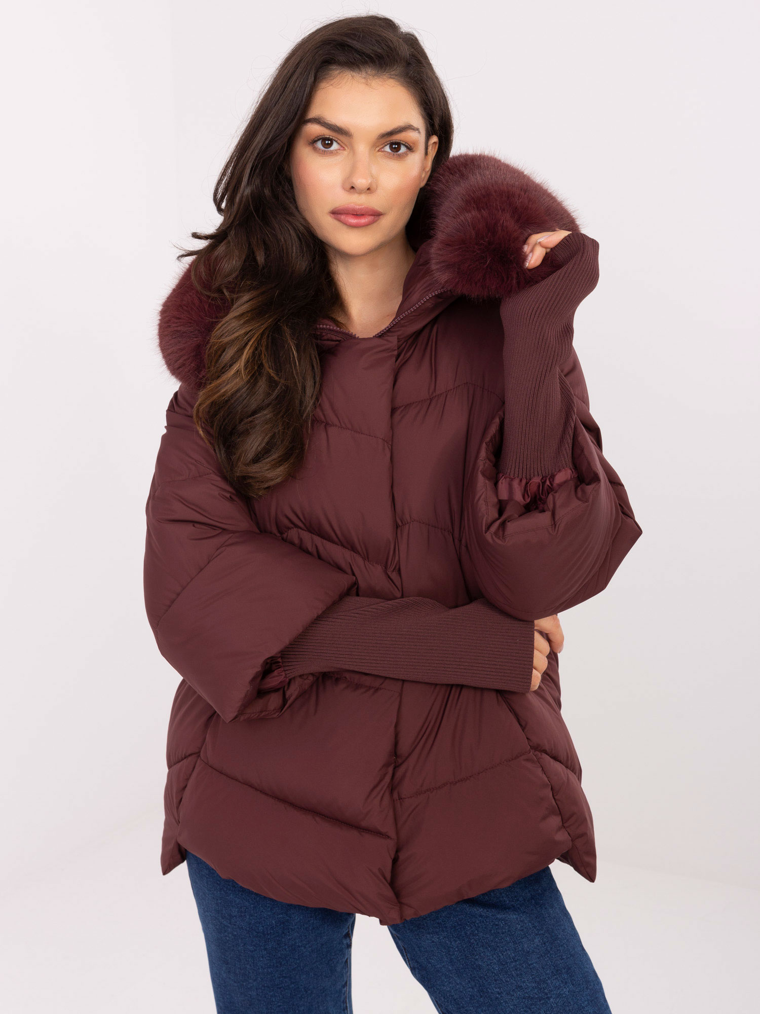 Bordeauxfarbene Winterjacke mit Steppung.