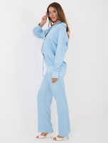 Jasnoniebieski elegancki komplet z rozpinaną koszulą