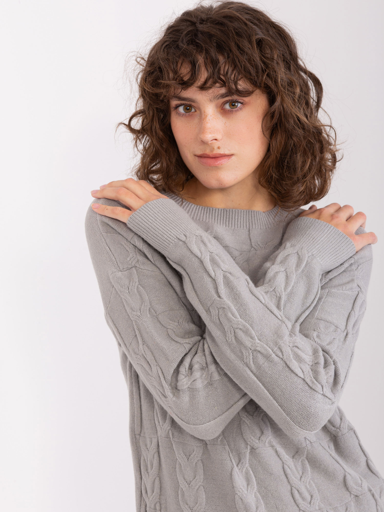 Granatowy sweter z warkoczami o luźnym kroju