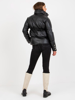 Hurtownia Czarna kurtka zimowa z eko skóry ze ściągaczami 