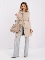 Beige gesteppte Weste mit Kapuze.