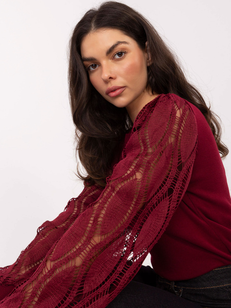 Bordowy sweter z prążkowanej dzianiny