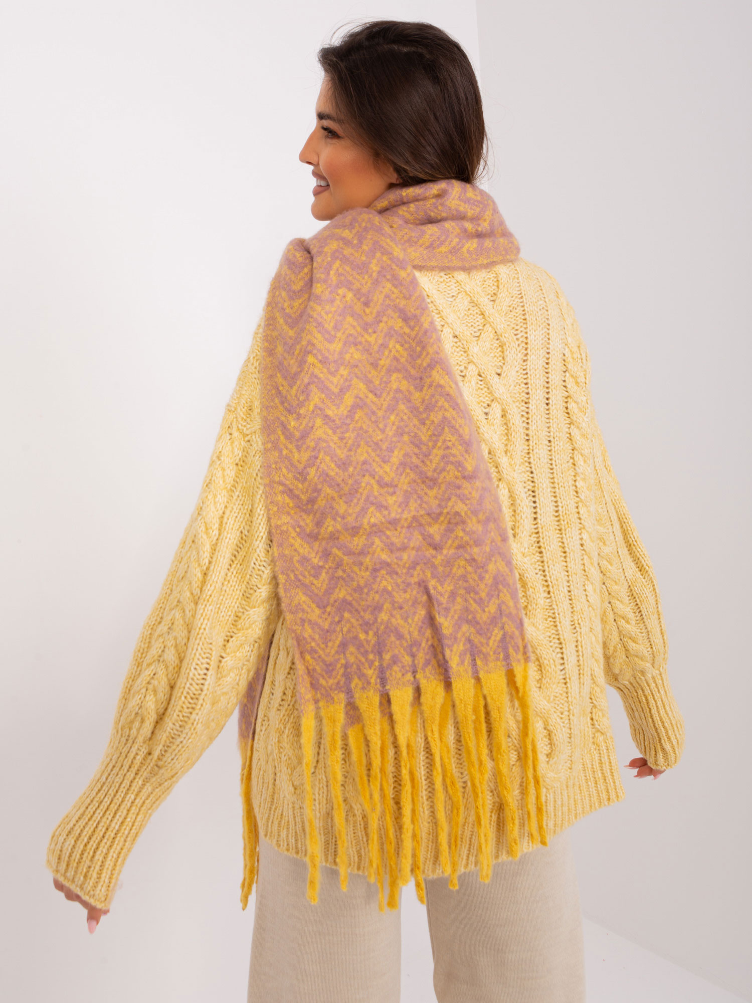 Hurt yellow-pink scarf with fringes.