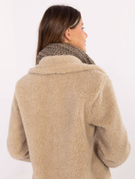 Ciemnobeżowy ciepły szal z pomponami