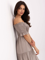 Ciemnobeżowa sukienka hiszpanka z falbaną