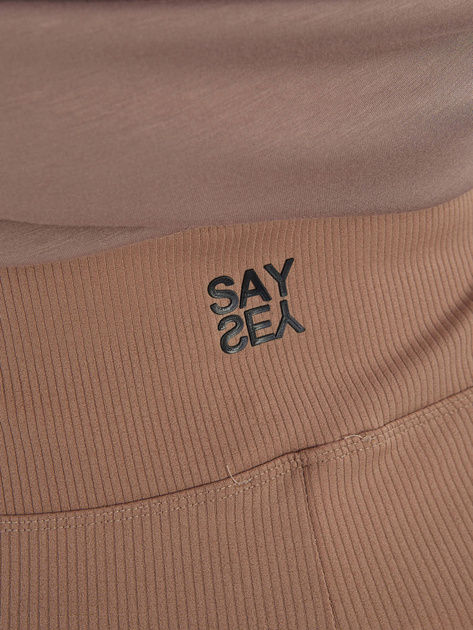 Ciemnobeżowe prążkowane legginsy z napisem z tyłu