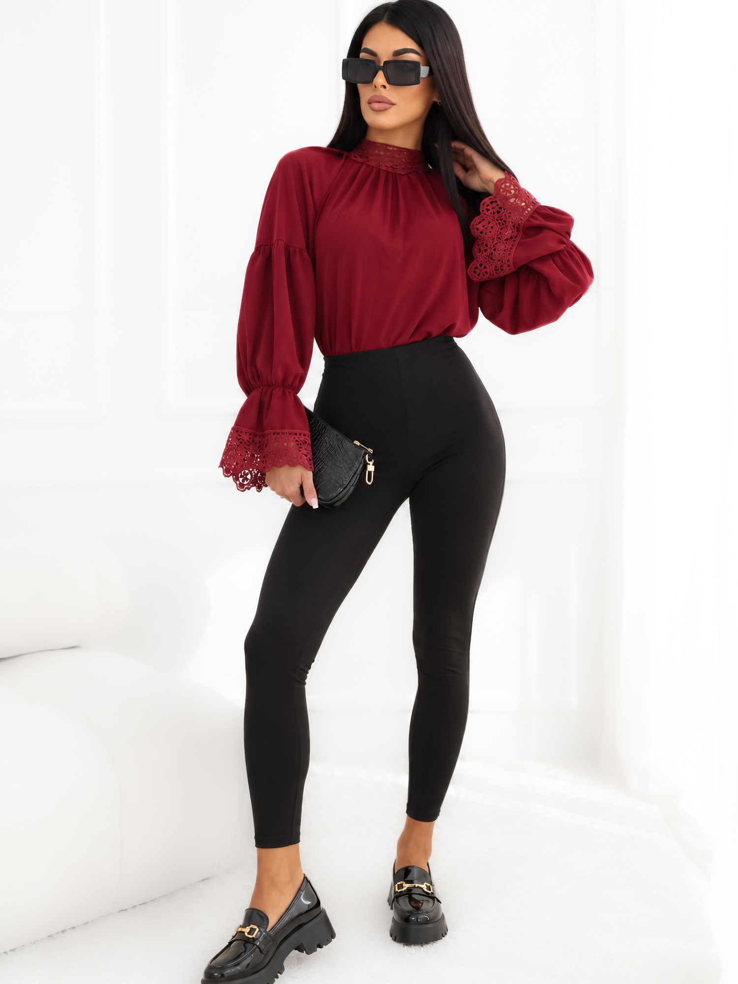 Bordeaux-farbene Bluse mit Bindung am Hals.