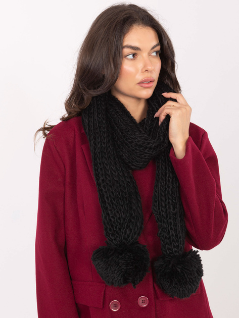 Czarny ciepły szal z pomponami