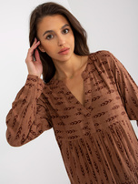 Hurt Brązowa luźna sukienka z printami i falbaną SUBLEVEL