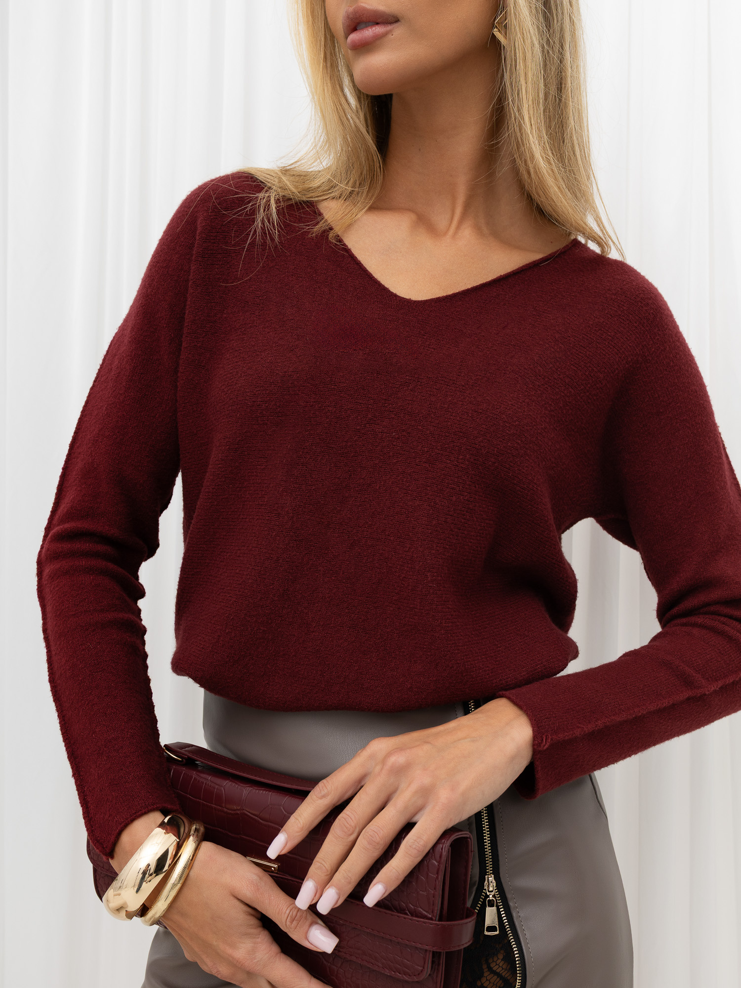 Bordeauxfarbener wendbarer Basic-Pullover.