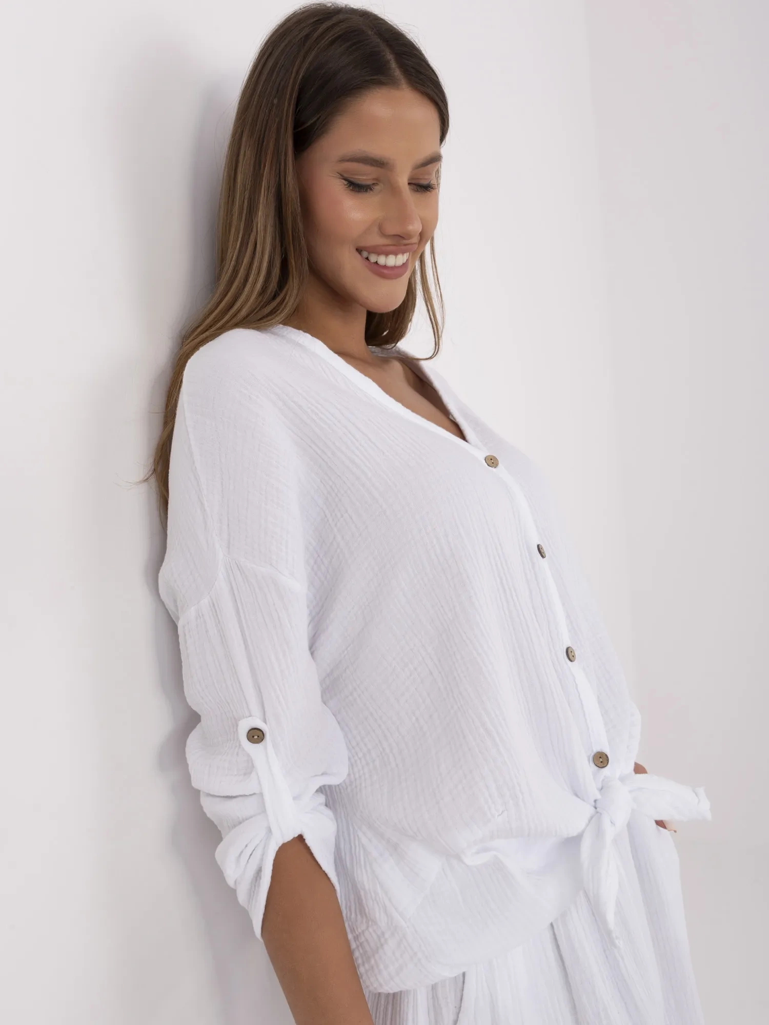 Weiße Muslin-Bluse im Oversize-Schnitt.