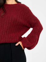 Bordeauxfarbener Oversize-Pullover mit breitem Streifen.