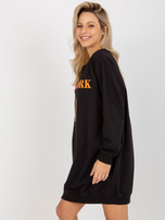 Didmeninė juodai-oranžinė ilga oversize palaidinė su spauda.