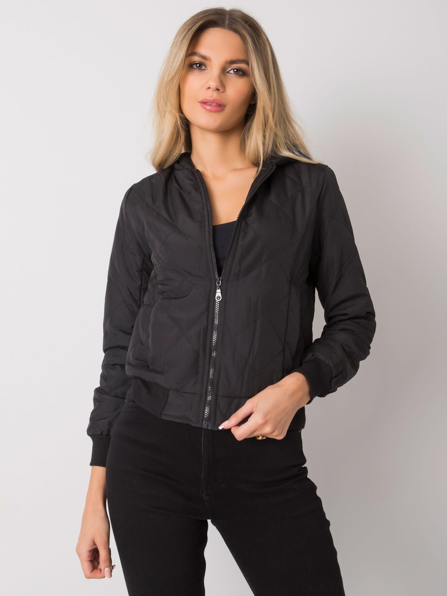 Schwarze gesteppte Jacke mit Kapuze Larah.