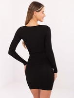 Czarna dopasowana sukienka w prążek RUE PARIS 