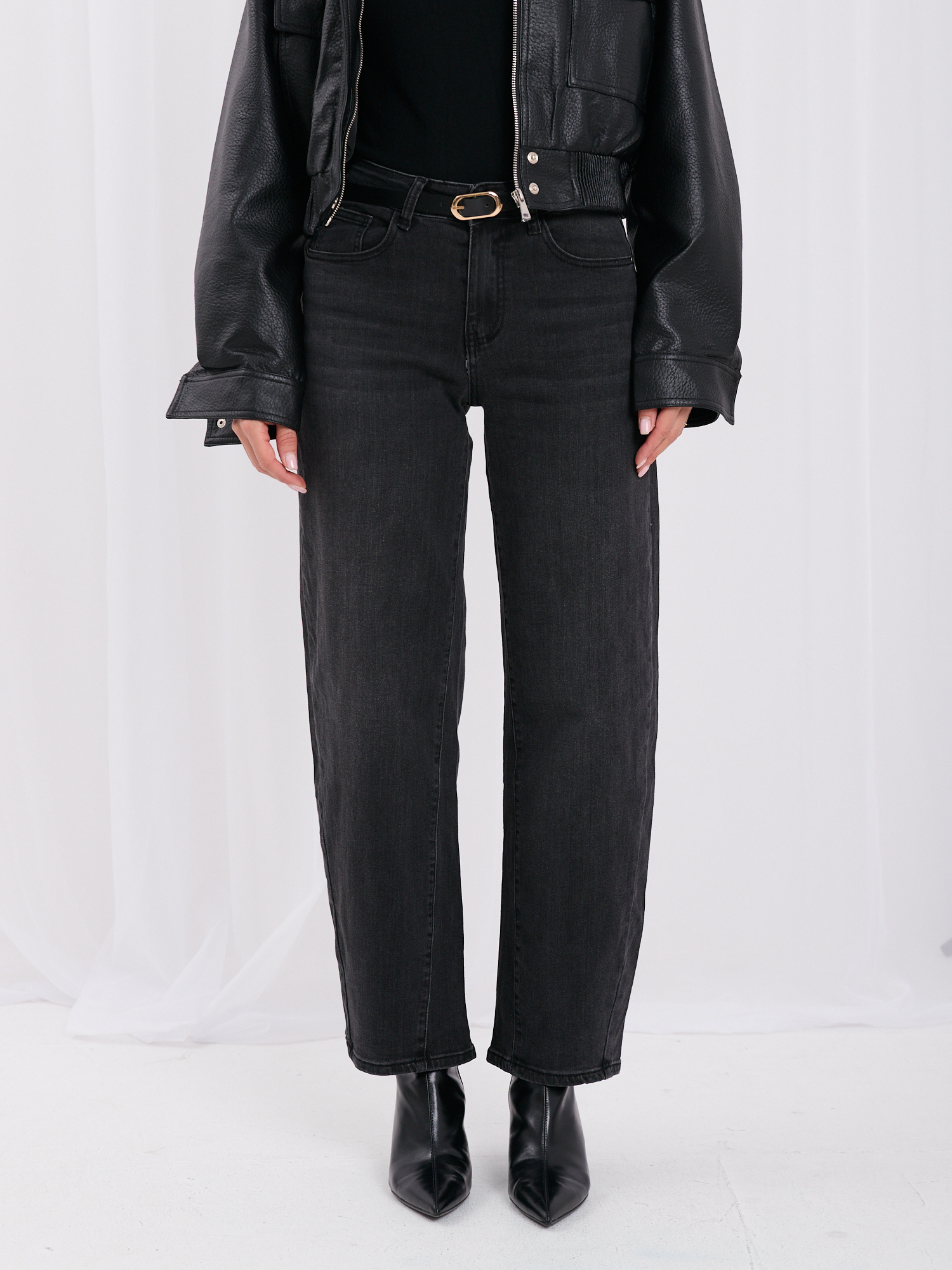 Schwarze Damen Mom Jeans mit hoher Taille.