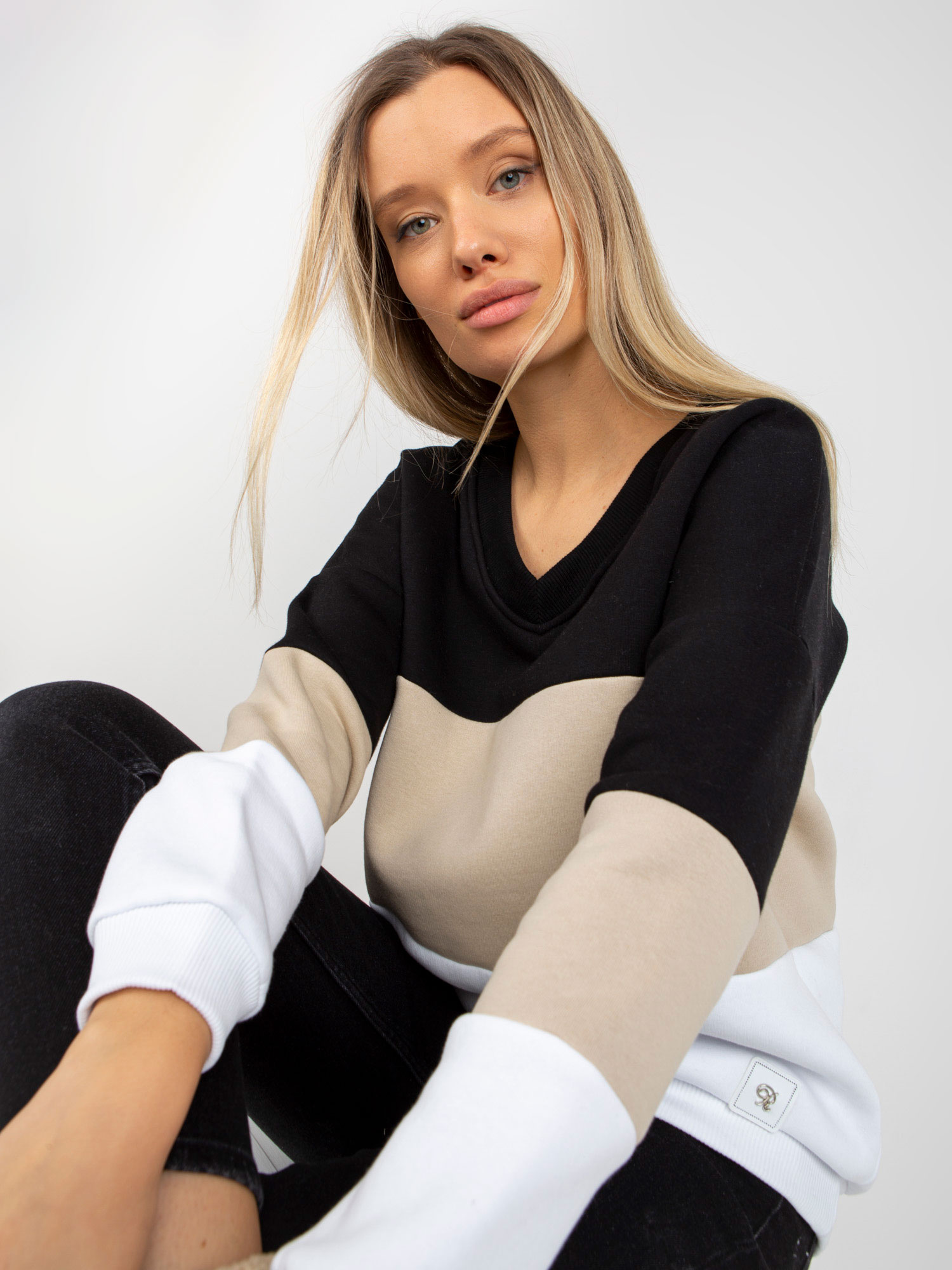 Hurt Czarno-beżowa dresowa bluza basic z dekoltem V