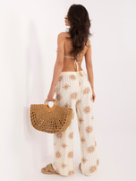 Jasnobeżowe letnie spodnie z wiązanym paskiem