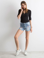 Blaue Jeansshorts mit Applikationen.