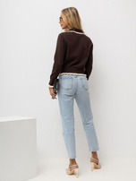 Brauner eleganter Cardigan mit Rüschen.