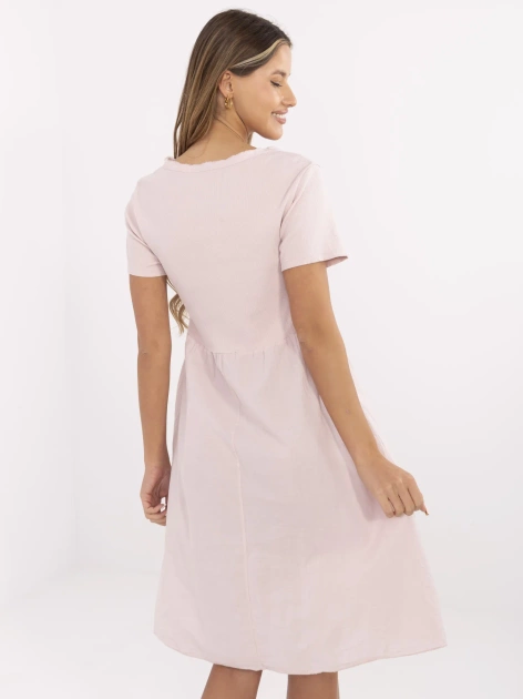 Jasnoróżowa sukienka z prążkowaną górą