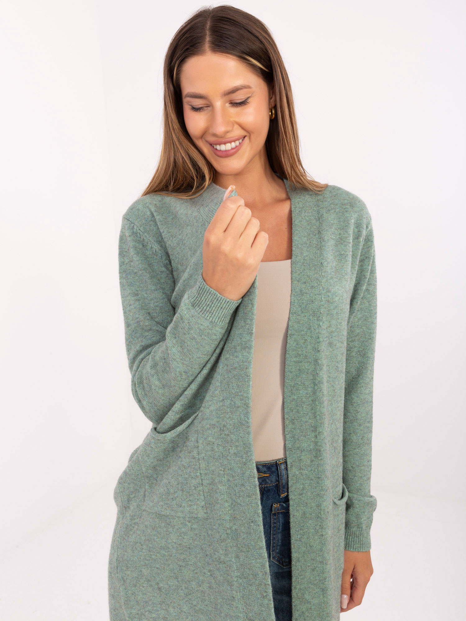 Dunkelgrüner Cardigan mit langen Ärmeln.