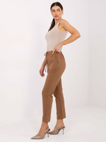 Camelowe materiałowe spodnie z kieszeniami 